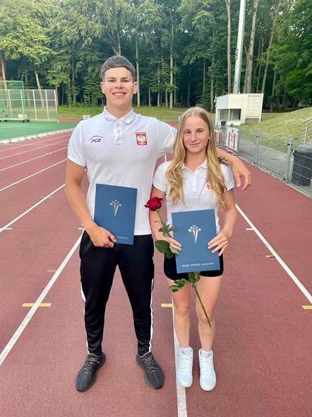 Elbląg, Tomasz Pytlak i Julia Kot. Zdjęcie wykonano na stadionie w Wałczu po uroczystości wręczenia nominacji na mistrzostwa