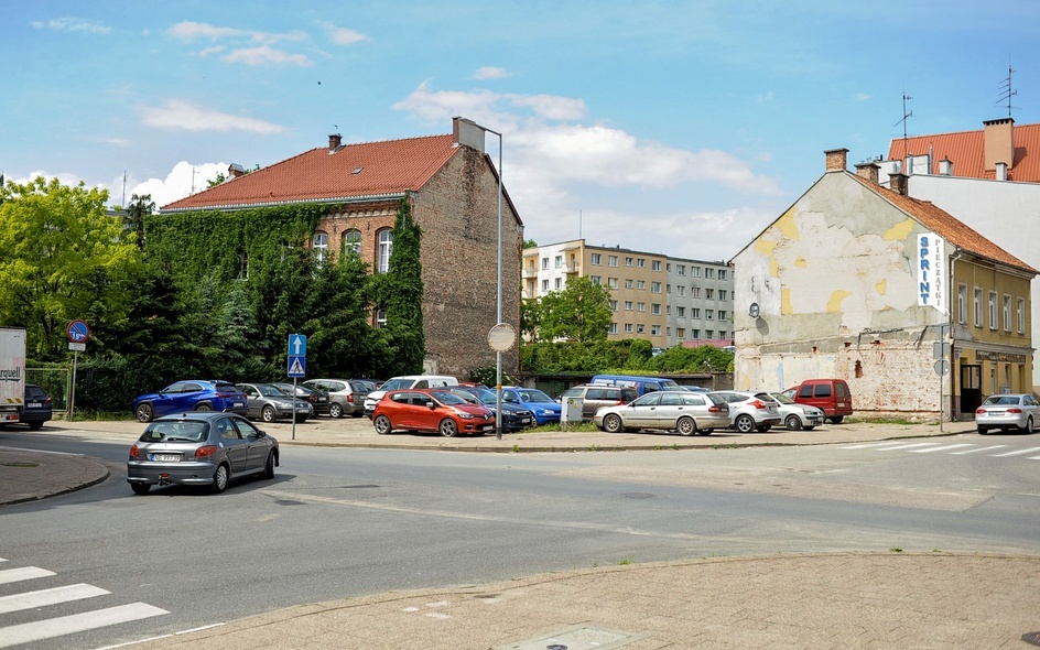 Elbląg, Na działce ma powstać budynek wielorodzinny, obecnie teren pełni funkcję "dzikiego" parkingu