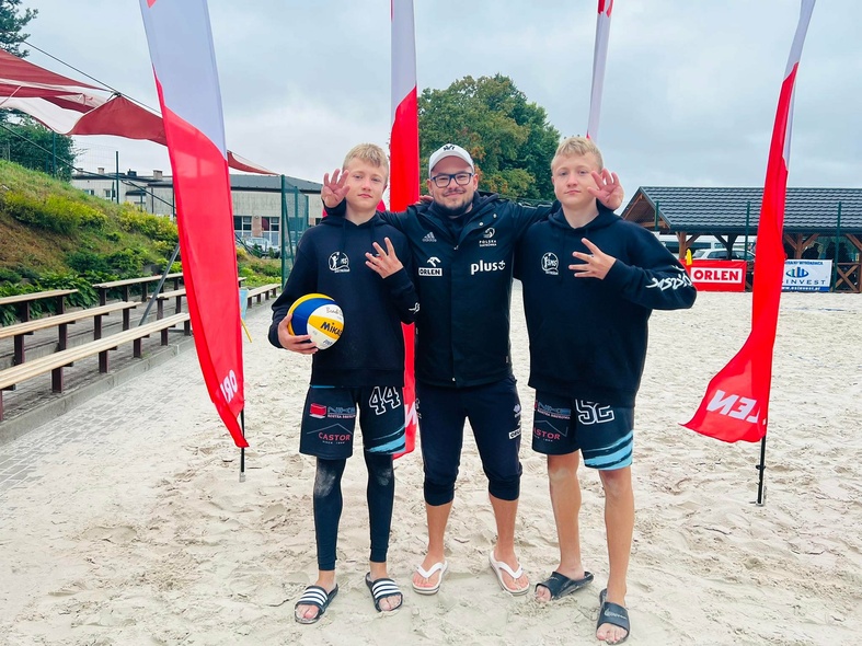 Elbląg, Mateusz i Dominik Bożejewiczowie i trener Piotr Kowal (w środku)