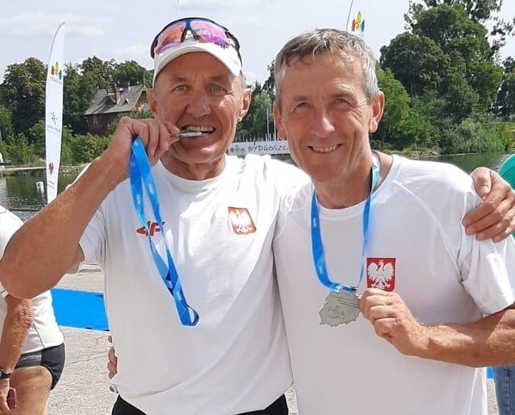 Elbląg, Ryszard Białkowski (z lewej) i Miroslaw Kreczman z medalami Mistrzostw Świata