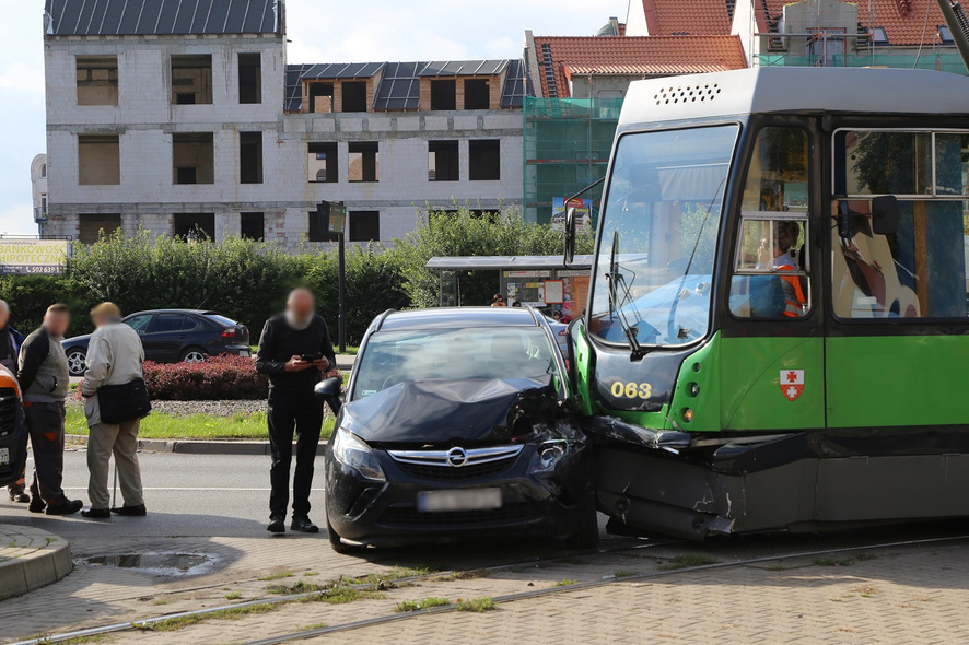 Elbląg, Bliskie spotkanie osobówki i tramwaju Elbląg, Bliskie spotkanie osobówki i tramwaju