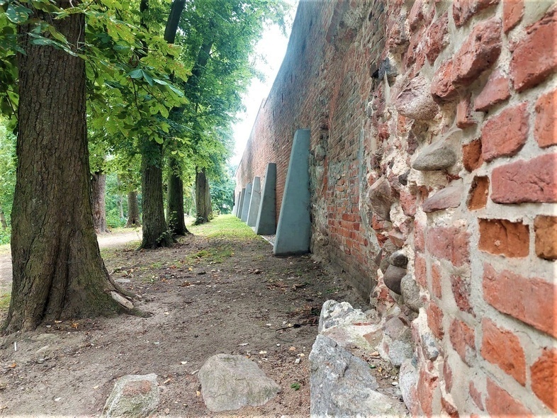Elbląg, Odnowione średniowieczne mury w Pasłęku, Elbląg, Odnowione średniowieczne mury w Pasłęku,