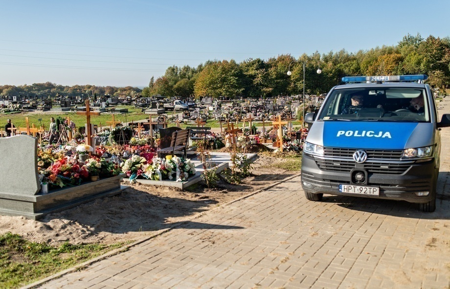 Elbląg, Policja pilnuje grobu, który miał być okradziony Elbląg, Policja pilnuje grobu, który miał być okradziony