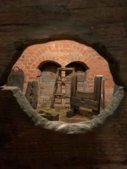 Elbląg, Narzędzia tortur na wystawie w zamku w Ostródzie