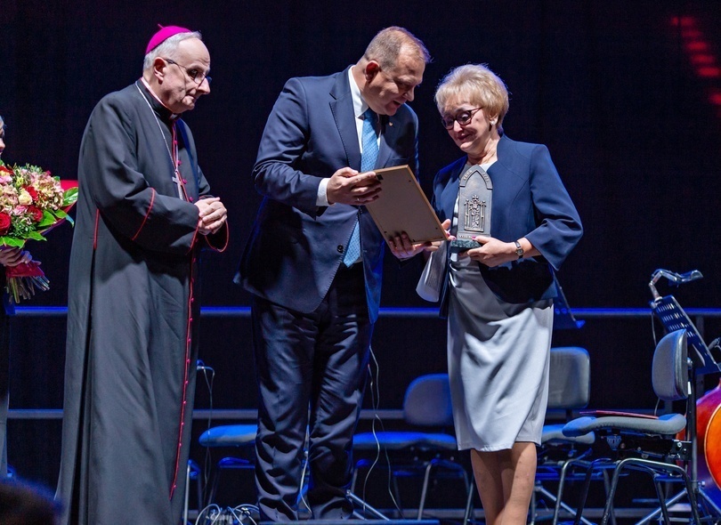 Elbląg, „Kto kocha, ten jest zdolny do poświęceń”. Nagroda Tuus dla Elżbiety Szandrochy Elbląg, „Kto kocha, ten jest zdolny do poświęceń”. Nagroda Tuus dla Elżbiety Szandrochy