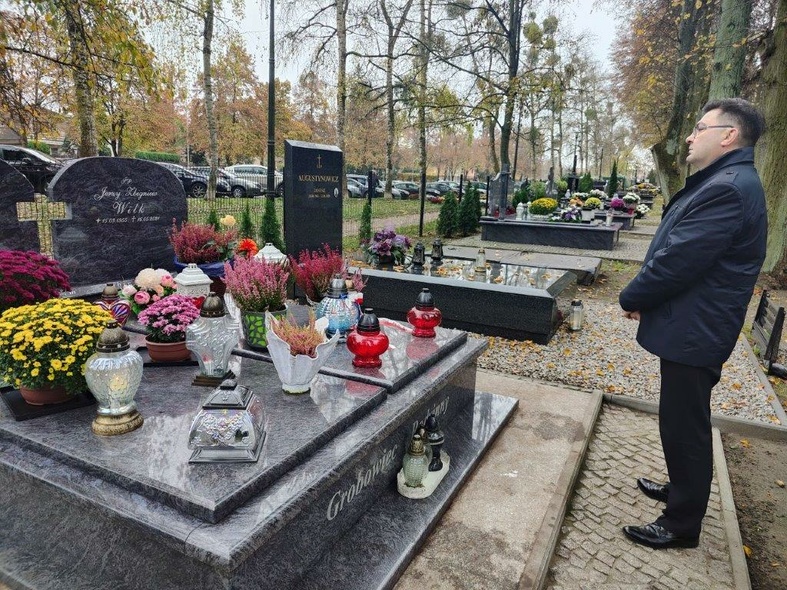 Elbląg, Przed grobem Jerzego Wilka, prezydenta Elbląga w latach 2013-2014 , posła i radnego kilku kadencji