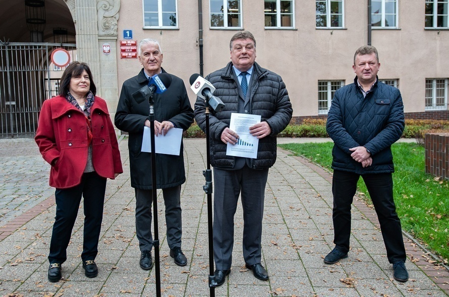 Elbląg, Od lewej: Małgorzata Adamowicz, przew. klubu radnych KO, prezydent Elbląga Witold Wróblewski, przewodniczący RM Antoni Czyżyk, Krzysztof Konert. przew. "prezydenckiego" klubu radnych