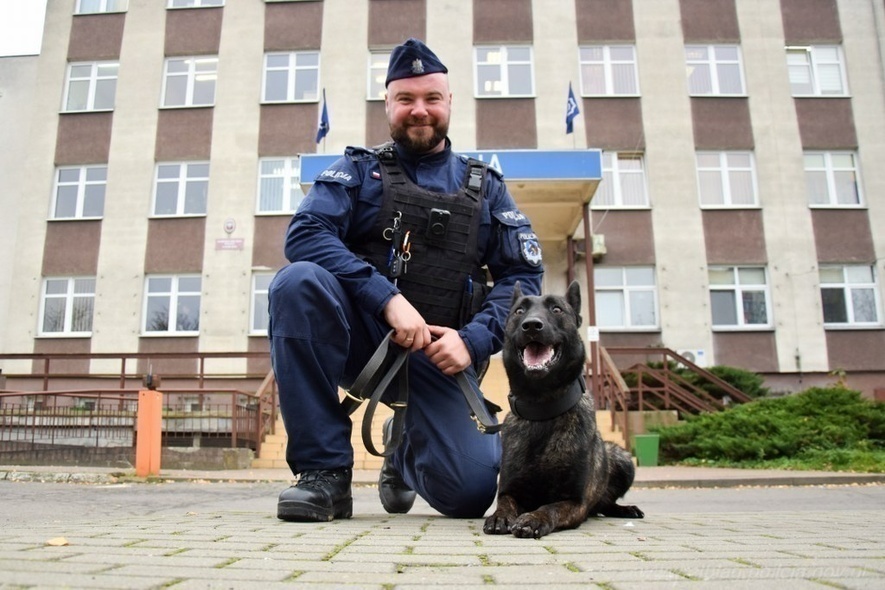 Elbląg, Rika ze swoim opiekunem, młodszym aspirantem Grzegorzem Dudą,