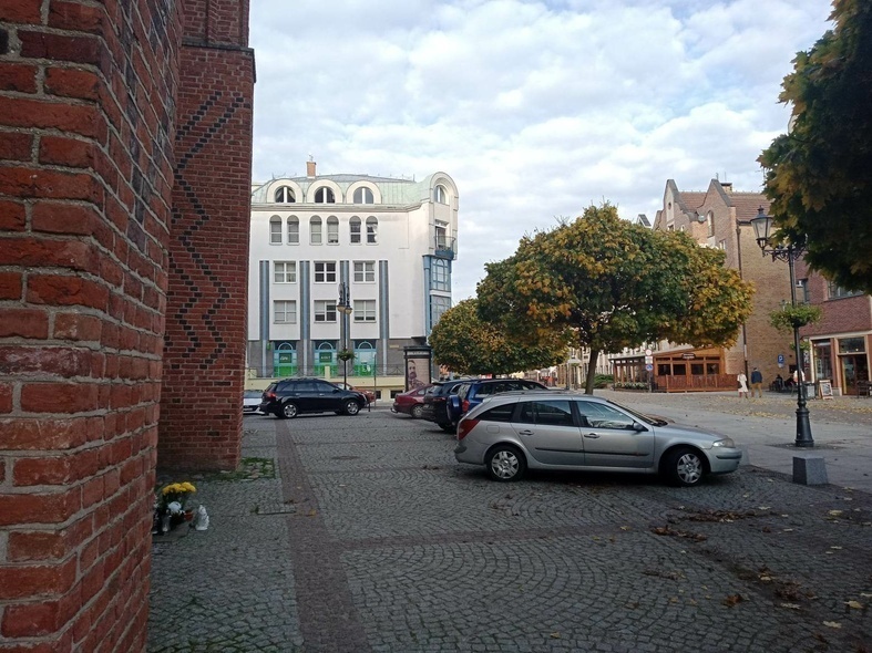 Elbląg, "Czy wokół katedry można parkować?"