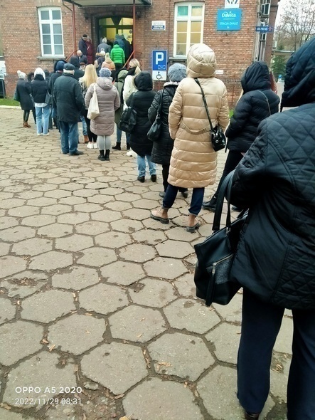 Elbląg, Kolejka do zapisów na badania przed Centrum Radiologii przy ul. Zw. Jaszczurczego