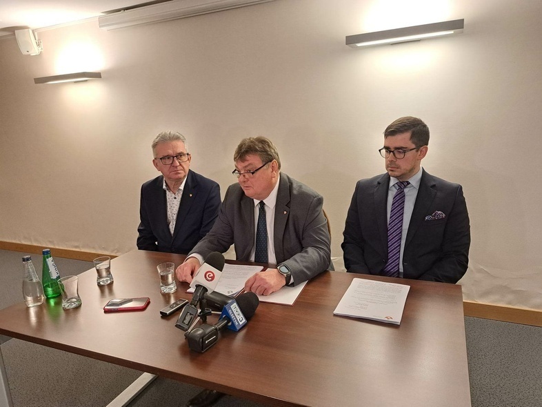 Elbląg, W konferencji w Ratuszu Staromiejskim wzięli udział: wiceprezydent Janusz Nowak, prezydent Witold Wróblewski i adwokat Radosław Okuszko