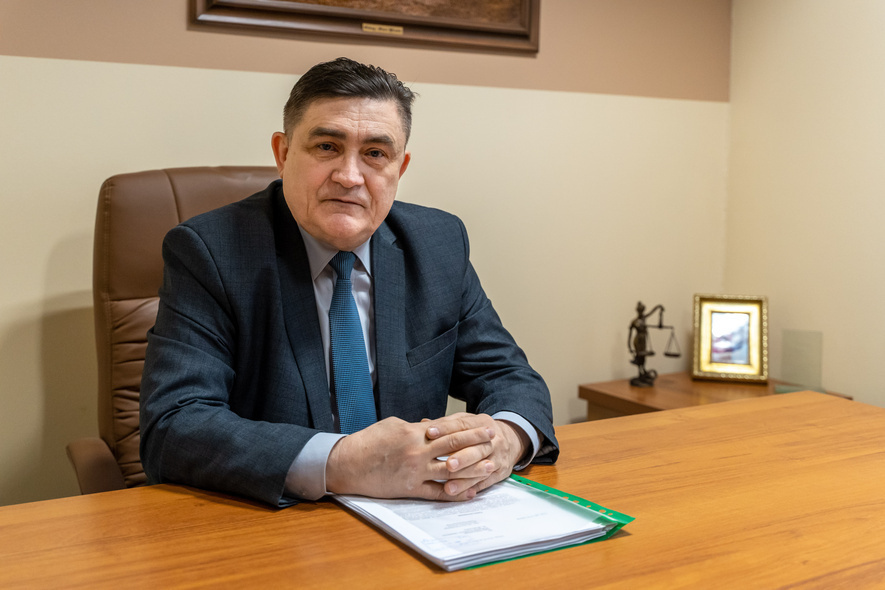 - Warto znaleźć kancelarię, czy to adwokacką czy radcowską, by skonsultować umowę frankową  - mówi mecenas Janusz Patralski