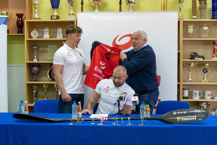 Elbląg, Przemysław Korsak (z lewej) odbiera klubową koszulke z rąk sponsora klubu Edwarda Parzycha