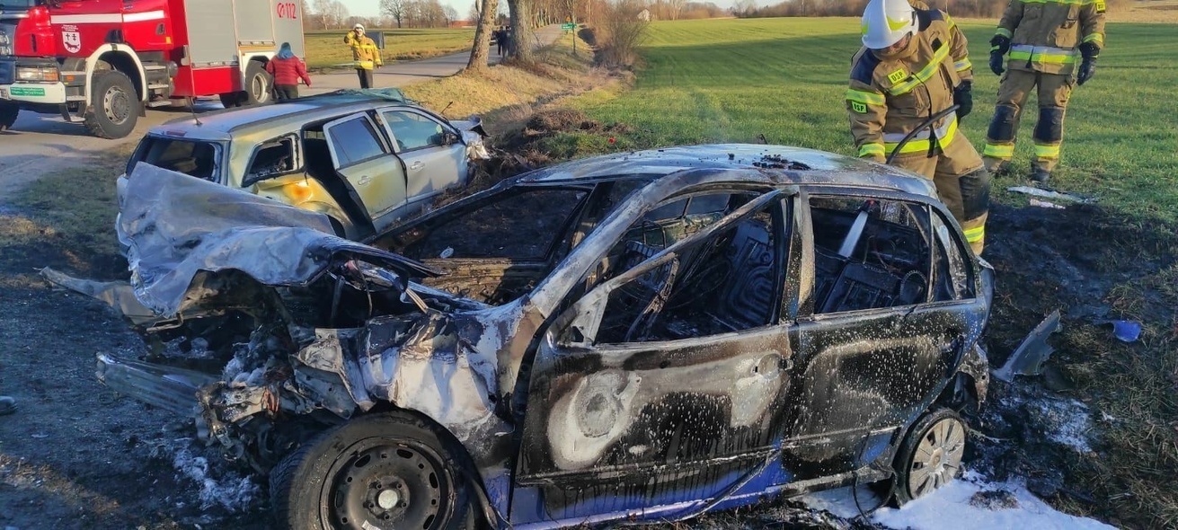 Elbląg, Zderzenie na skrzyżowaniu. Samochód stanął w płomieniach