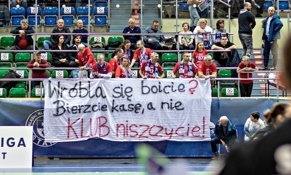 Elbląg, Taki transparent wywiesili kibice podczas ostatniego meczu Startu