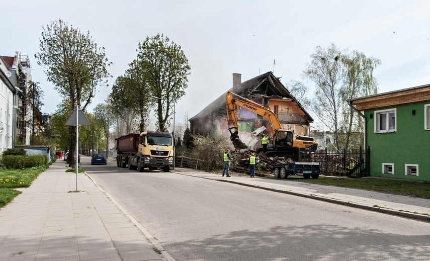 Elbląg, Jeszcze w 2021 roku na działce stał 120-lwetni budynek mieszkalny, który został rozebrany. Na zdjęciu prace rozbiórkowe