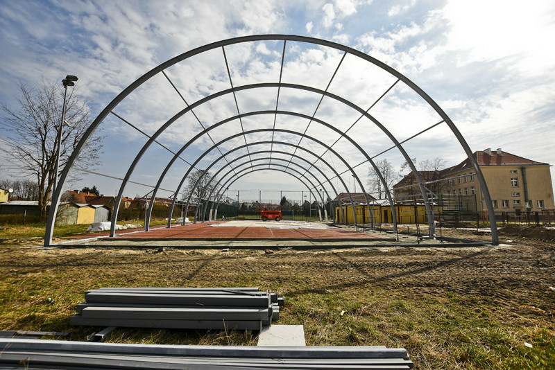 Elbląg, Władze miasta nie złożyły do programu Olimpia wniosku do dofinansowanie budowy przyszkolnych hal. Na zdjęciu budowa takiej hali przy SP 14