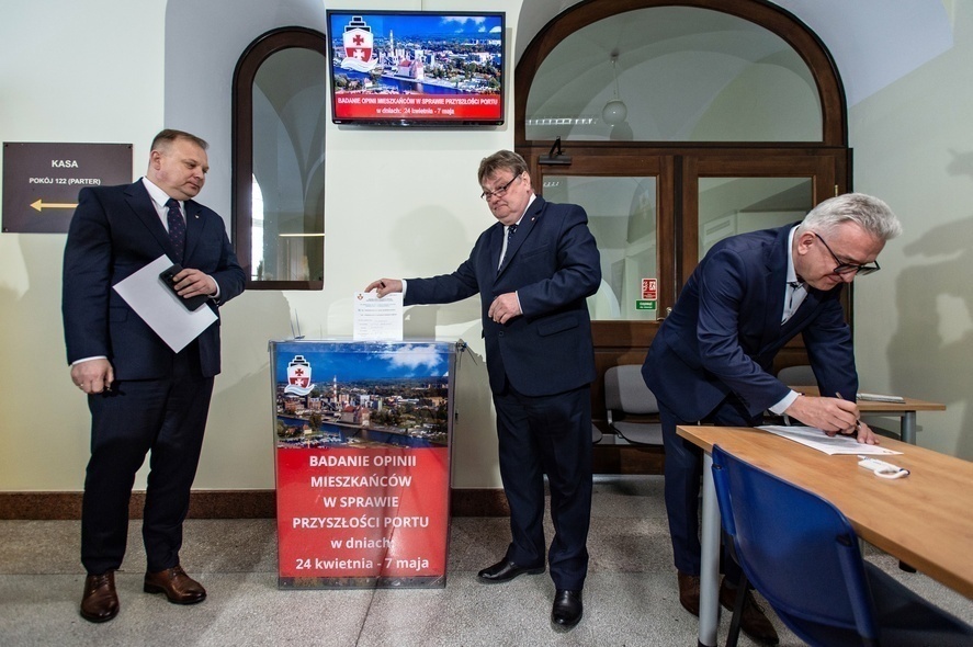 Elbląg, Dzisiaj ruszyło głosowanie. Swoje karty do urny w Urzędzie Miejskim wrzucili prezydenci