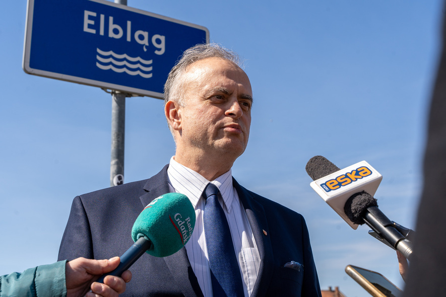 Elbląg, Marek Pruszak, szef klubu radnych PiS podczas konferencji,