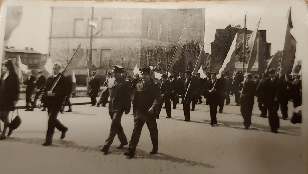 Elbląg, Na pochód, nad rzekę i do szkoły (Elbląskie Archiwum Foto)