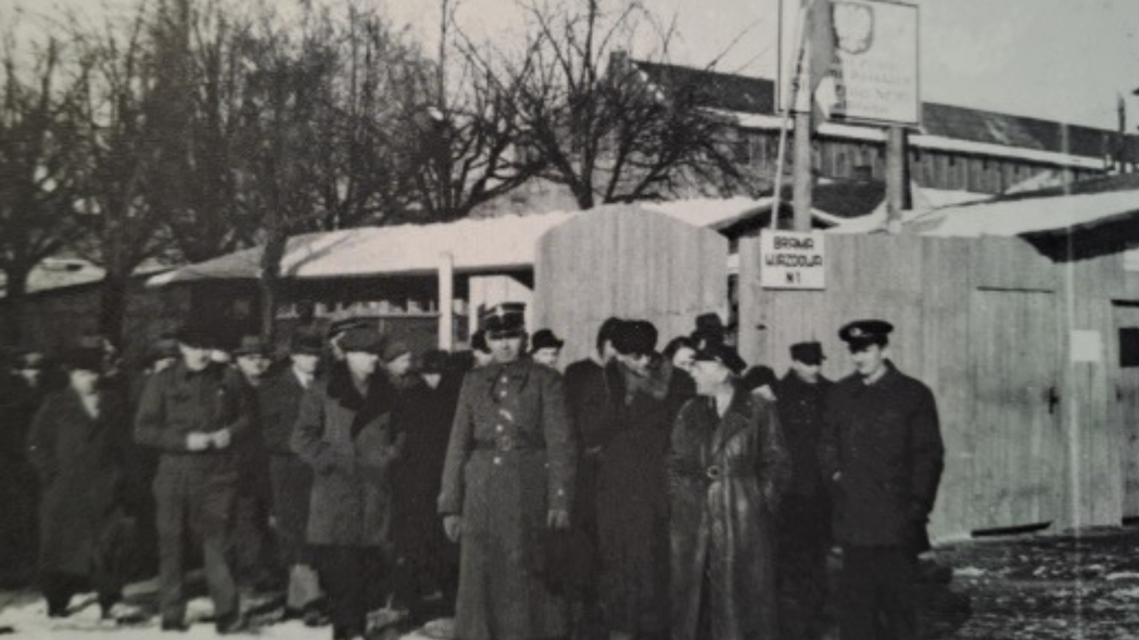 Elbląg, 02.1947 - dyrekcja i pracownicy Stoczni nr 16 w dniu otwarcia świetlicy zakładowej.  Zdjęcie pochodzi z albumu „Elbląg i elblążanie w fotografii własnej. Lata 40. i 50. XX w.” autorstwa Krystyny Laskowskiej i Wiesławy Rynkiewicz-Domino