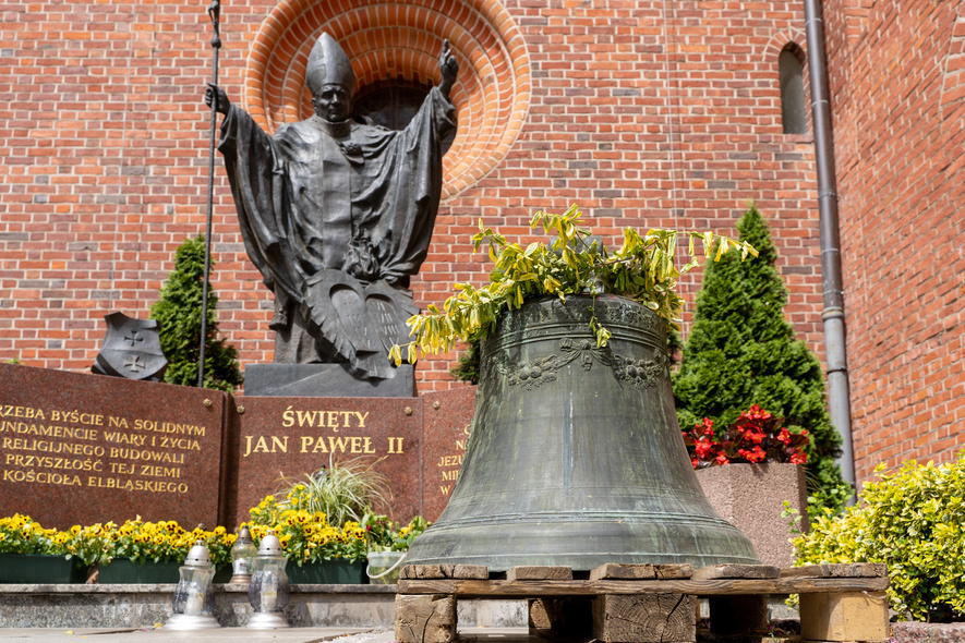 Elbląg, Skąd się wziął dzwon przy katedrze Elbląg, Skąd się wziął dzwon przy katedrze