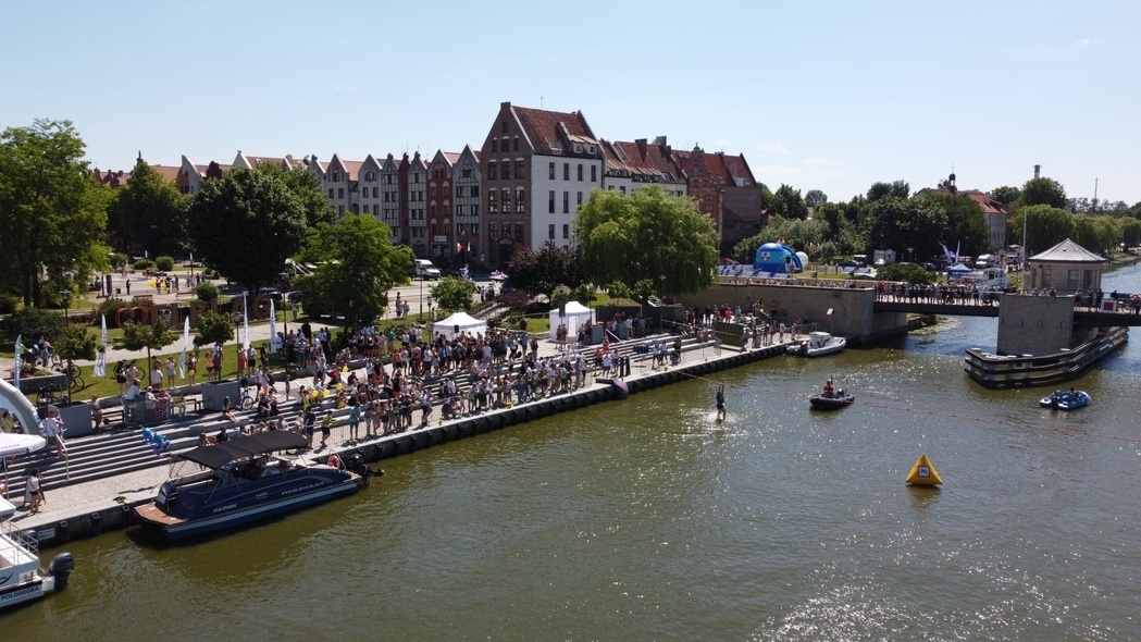 Elbląg, Na rękach po linie nad rzeką Elbląg. Kto się odważy? Elbląg, Na rękach po linie nad rzeką Elbląg. Kto się odważy?