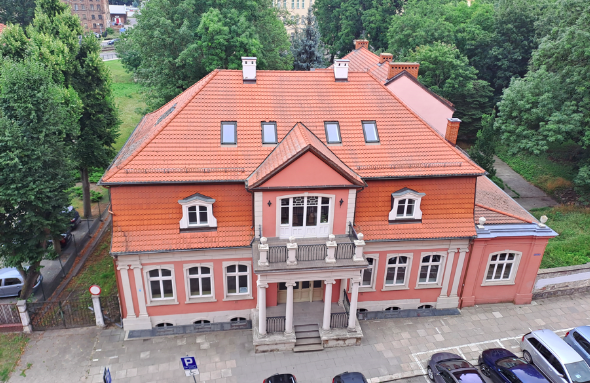 Elbląg, Zwykle „Pałacyk” fotografowany był z poziomu ulicy. Fotografia z okien 3 piętra budynku A1 pokazuje go w nieco innej odsłonie. Szkoda, że dziś nie ma pomysłu na wykorzystanie tego obiektu o tak atrakcyjnej formie zewnętrznej.