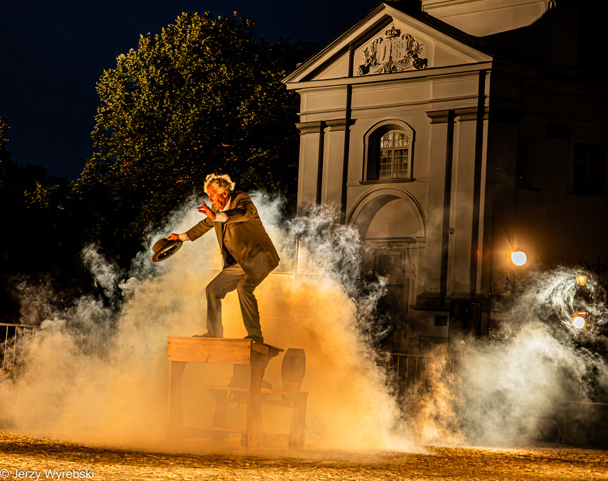 Elbląg, Spektakl inspirowany prozą Brunona Schulza na bibliotecznym dziedzińcu