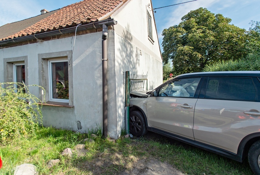 Elbląg, Suzuki wjechał w dom Elbląg, Suzuki wjechał w dom