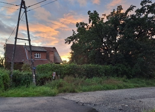 Elbląg, Budynek Publicznej Szkoły Powszechnej w Dąbrowie oznaczony był numerem Dąbrowa 21. Po włączeniu miejscowości do Elbląga budynek ten oznaczono numerem Królewiecka 285. 