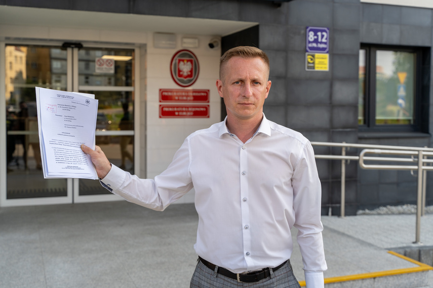 Elbląg, Paweł Rodziewicz zorganizował dzisiaj konferencję prasową przed Prokuraturą Rejonową