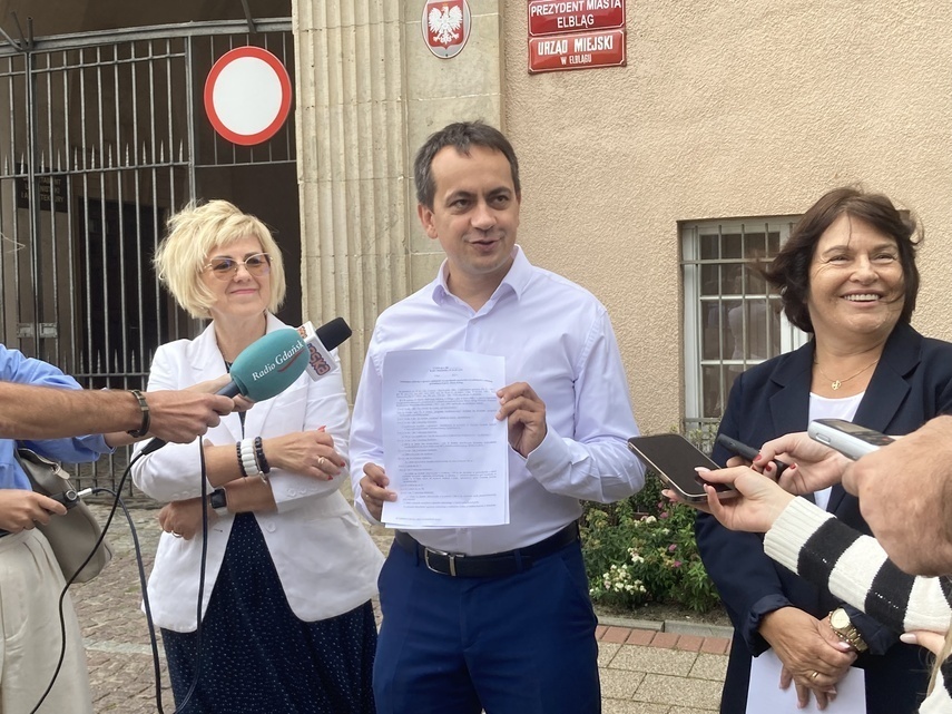 Elbląg, Radni KO Irena Sokołowska (od lewej), Robert Turlej i Małgorzata Adamowicz poinformowali o podwyżkach dla nauczycieli