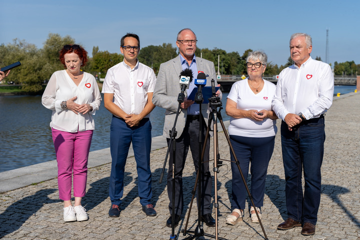 Elbląg, W konferencji KO wzięli udział (od lewej):  Katarzyna Królak, Robert Turlej, Jacek Protas, Elżbieta Gelert i Stanisław Gorczyca