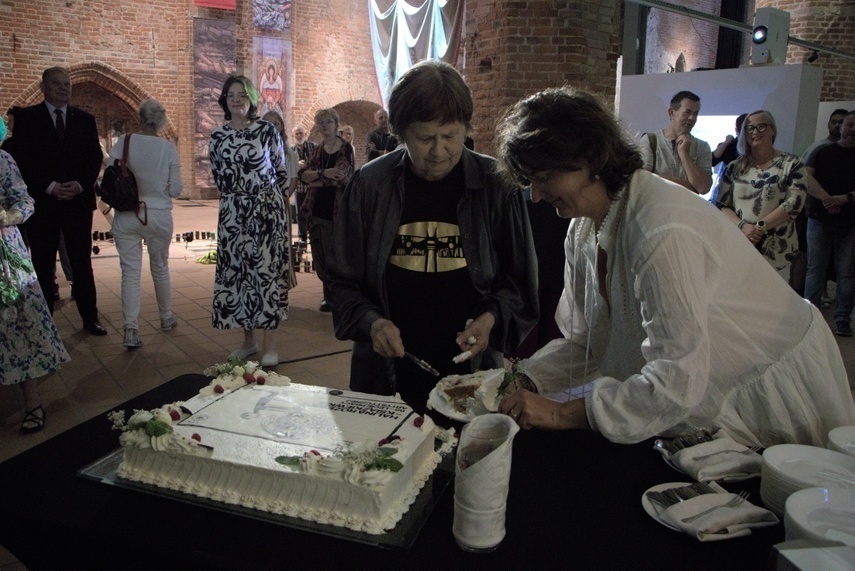 Elbląg, Halina Różewicz-Książkiewicz, Emilia Orzechowska i jubileuszowy tort.