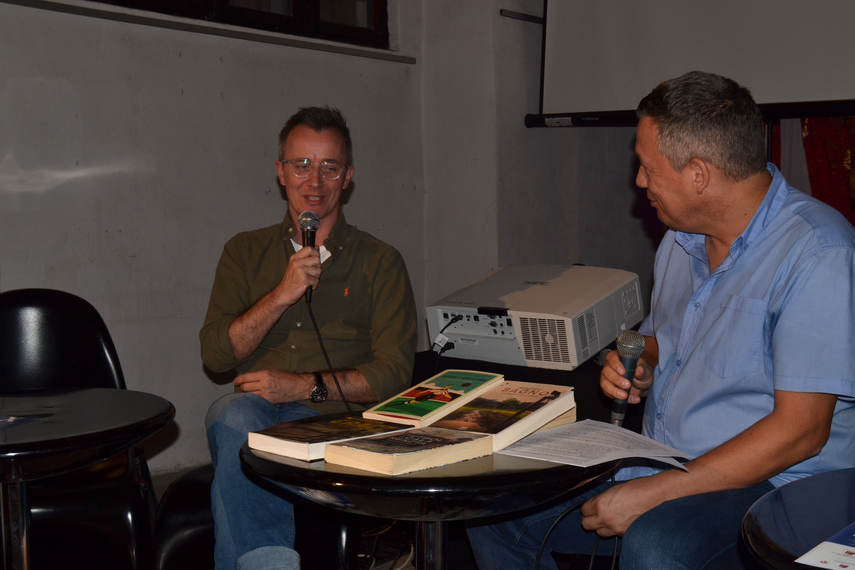 Elbląg, Prezmysłąw Rudzki (z lewej) i Arci van Iperen na spotkaniu autorskim