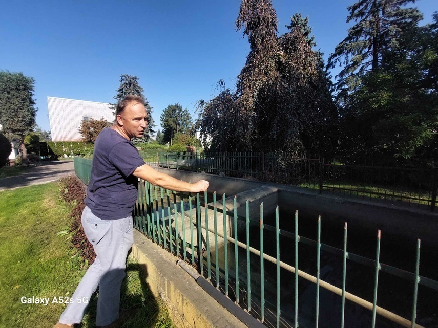 Elbląg, Piotr Zimiński prezentuje jeden ze zbiorników na deszczówkę,