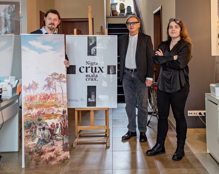 Elbląg, Na zdjęciu od lewej: Tomasz Chądzyński, Andrzej Sywula i Aleksandra Pietkun. Obok część obrazu, którą ma skopiować elblążanka