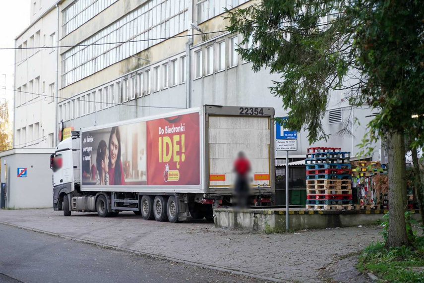 Elbląg, Tir dostawczy pod Biedronką w jedną z niedziel tej jesieni.