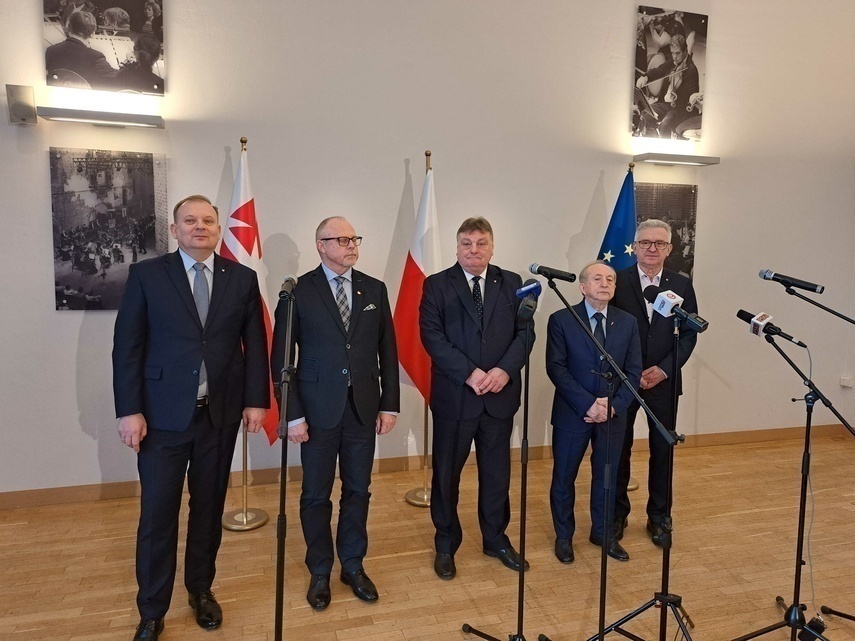 Elbląg, Prezydent swoją decyzję ogłosił podczas konferencji prasowej w towarzystwie Michała Missana, Jacka Protasa, Władysława Mańkuta i Janusza Nowaka Elbląg, Prezydent swoją decyzję ogłosił podczas konferencji prasowej w towarzystwie Michała Missana, Jacka Protasa, Władysława Mańkuta i Janusza Nowaka