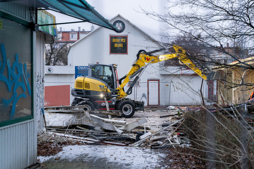 Elbląg, Rozbierają pawilony handlowe przy czołgu