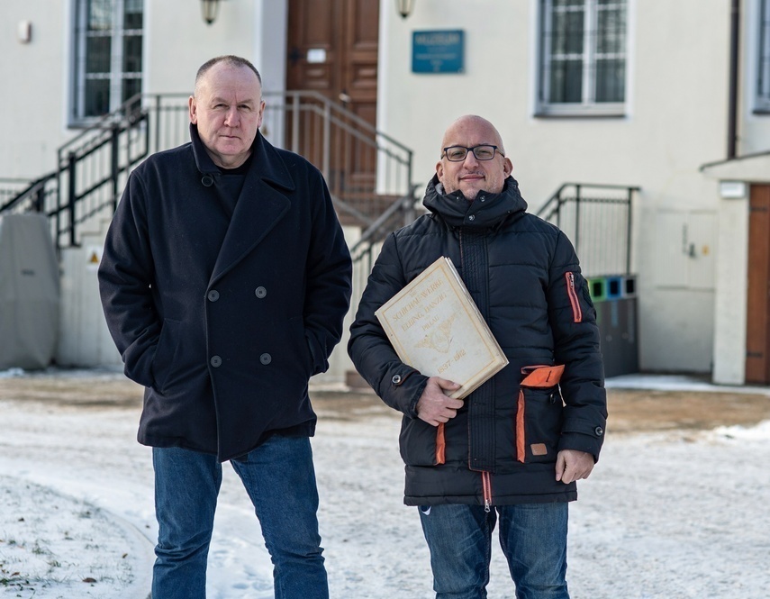 Elbląg, Michał Glock (z prawej), autor książki od okrętach ze stoczni Ferdynanda Schichau'a oraz Lech Trawicki, dyrektor elbląskiego muzeum, wydawca książki Elbląg, Michał Glock (z prawej), autor książki od okrętach ze stoczni Ferdynanda Schichau'a oraz Lech Trawicki, dyrektor elbląskiego muzeum, wydawca książki
