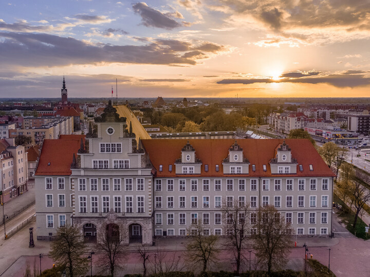 Elbląg, Siedziba elbląskich sądów przy pl. Konstytucji (Fotka Miesiąca, listopad 2021, autor nord_PS