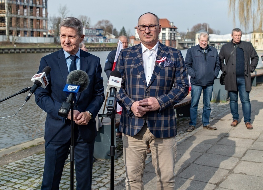 Elbląg, Sławomir Malinowski (z lewej) będzie ubiegał się o fotel prezydenta Elbląga. Obok Rafał Maszka