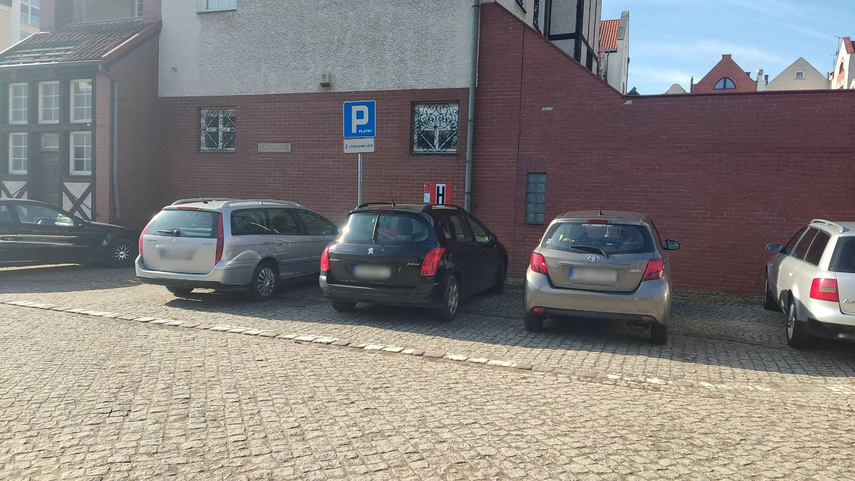 Elbląg, Jak parkować przy murze? Elbląg, Jak parkować przy murze?