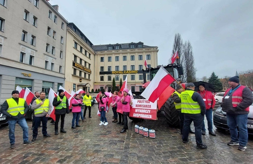 Elbląg, Rolnicy przed siedzibą Prawa i Sprawiedliwości na placu Słowiańskim,