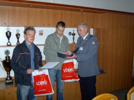 Elbląg, Szef elbląskiej policji, mł. insp. Wacław Brudek nagrodził dwóch uczniów IV LO, którzy złapali nastoletniego bandytę