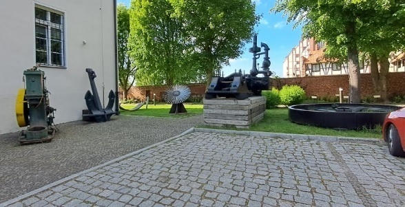 Elbląg, Przemysłowe artefakty zgromadzone przez poprzedniego dyrektora M A-H Lecha Trawickiego na muzealnym dziedzińcu to świetny początek do rozbudowywania tej kolekcji w Muzeum Przemysłu Elbląga