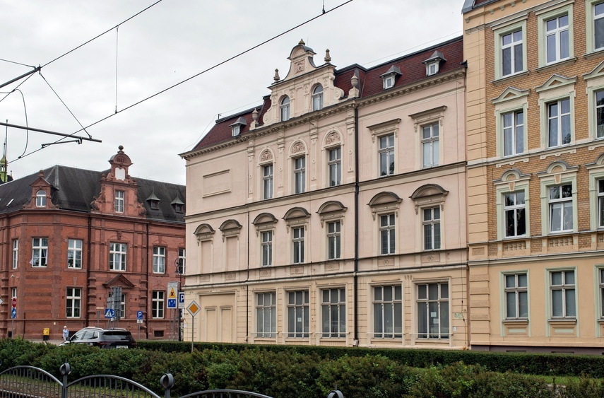 Elbląg, Kamienica przy ul. Garbary sąsiaduje z budynkiem poczty