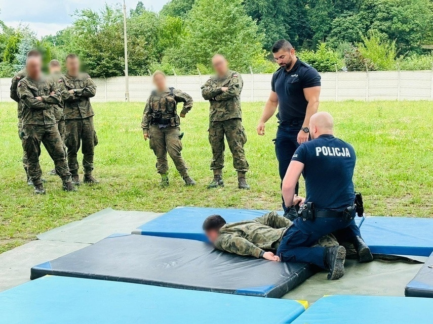 Elbląg, Elbląscy policjanci szkolą żołnierzy służących na granicy